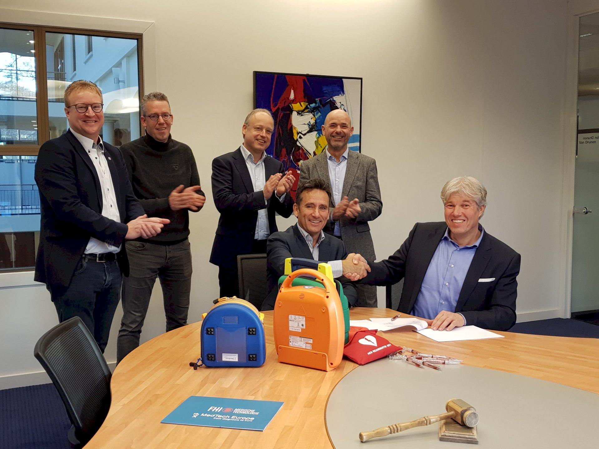 FHI en HartslagNu tekenen AED-convenant