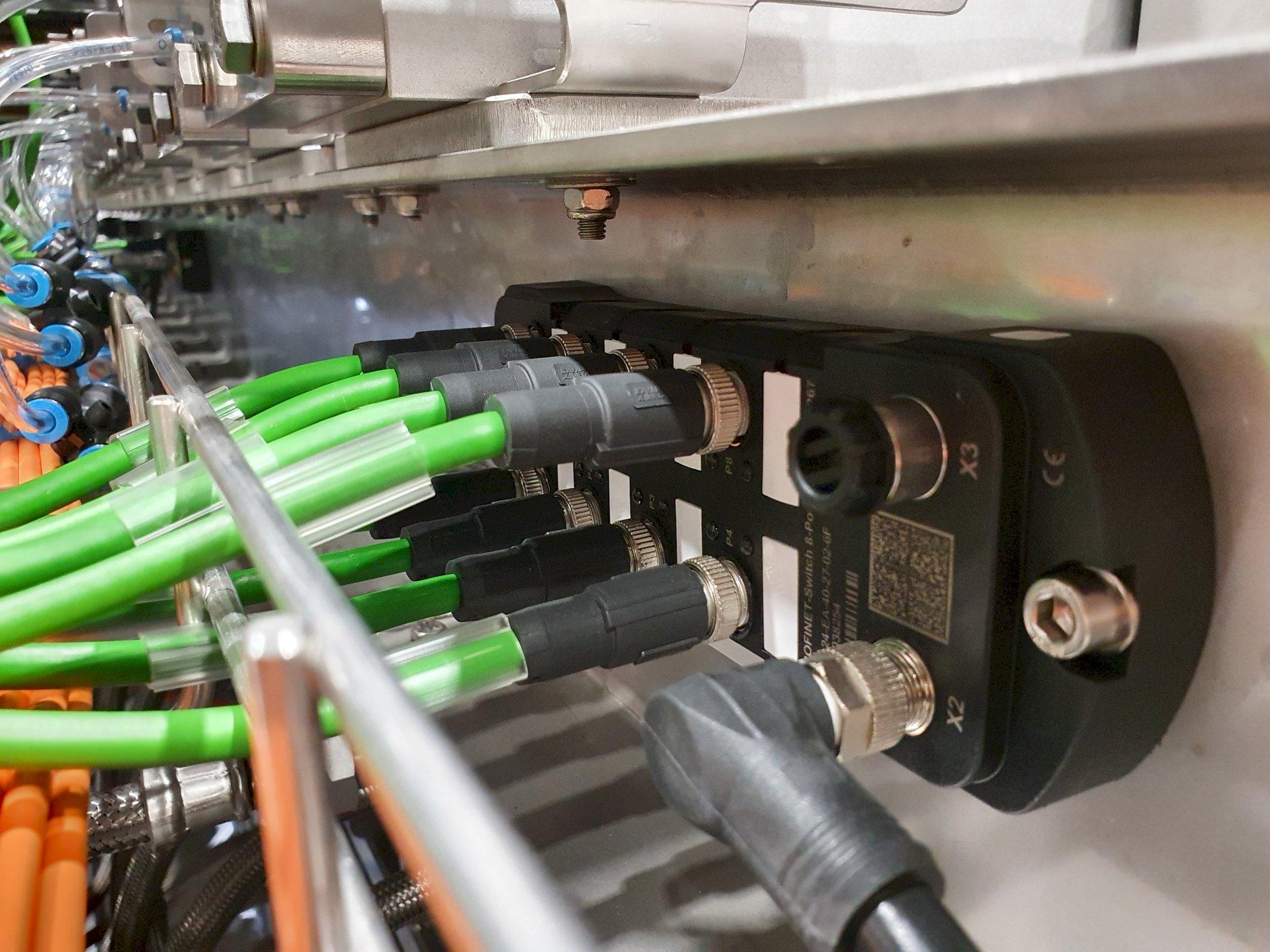 Efficint ijsblokjes produceren met de IP67 PROFINET switches van Helmholz