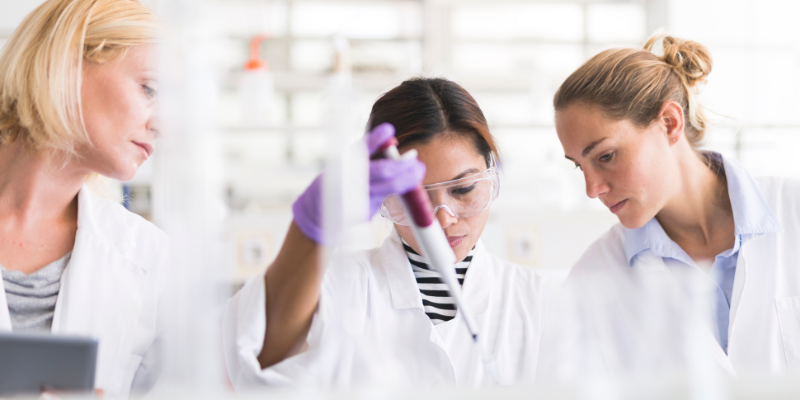 Pipetteren zonder pijn: praktische tips om ergonomisch te werken in het laboratorium