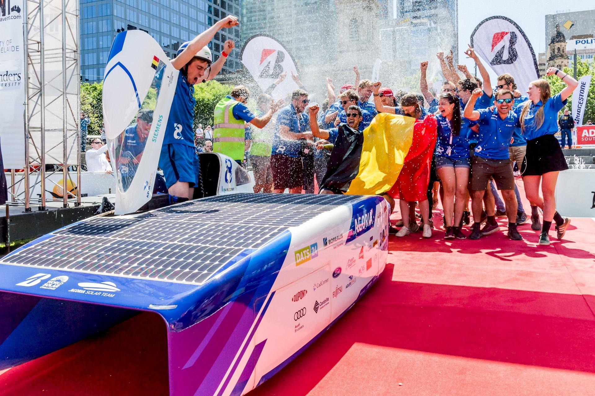 Agoria Solar team uit Leuven en Solar Team Eindhoven, beide wereldkampioen in Australi!