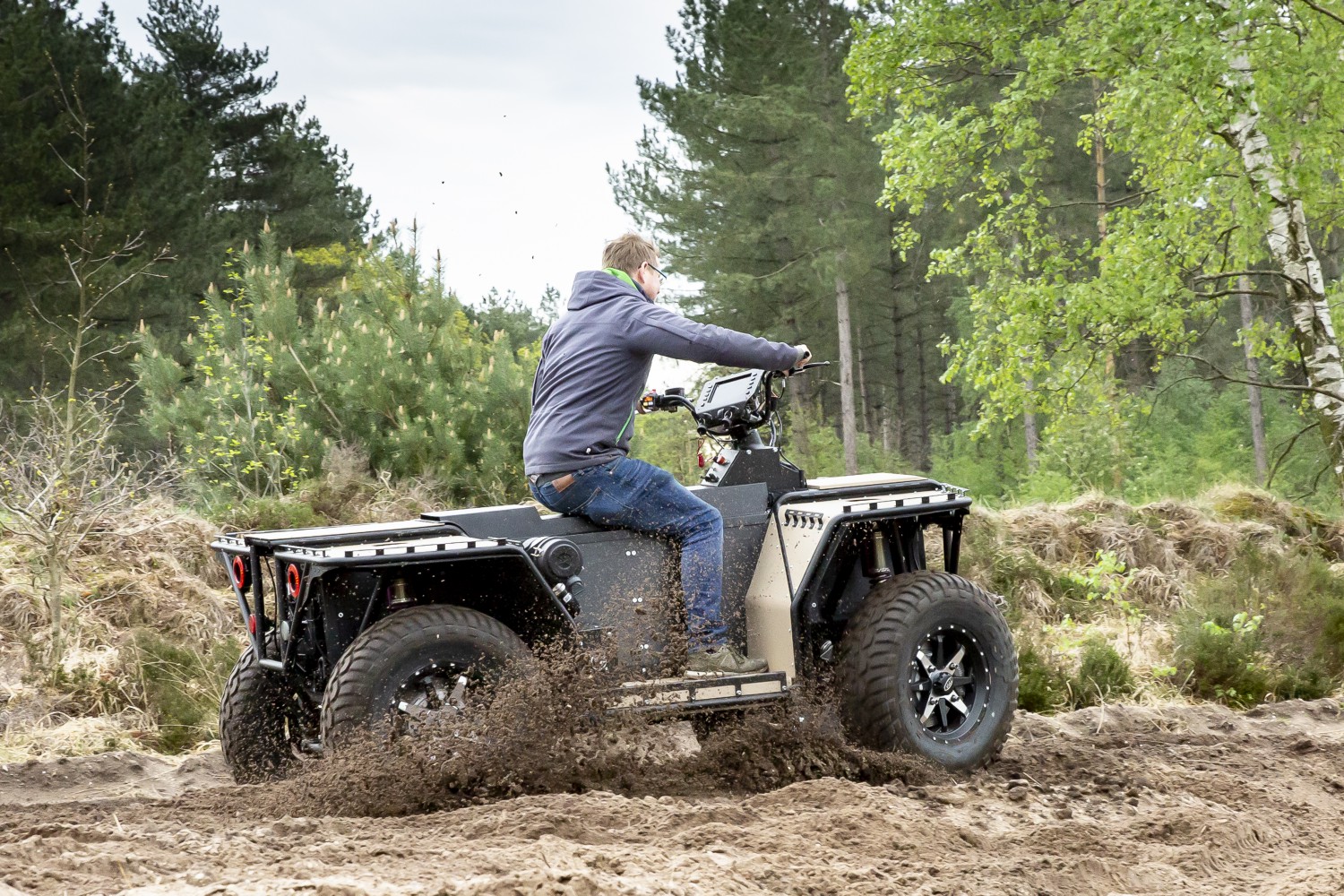 Tandwielkast in innovatieve, hybride Quad voor defensie